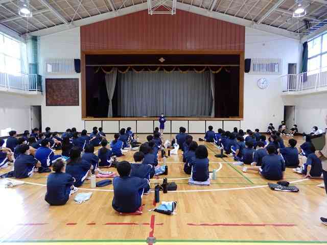 7月18日学年集会１.jpg